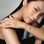 wellenfürmiges lachsfarbenes Murano-Glas Charm – Bild 4