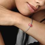 wellenfürmiges lachsfarbenes Murano-Glas Charm – Bild 5