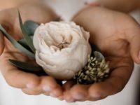 Verlobungsring in einer geöffneten Rose als Symbol der Liebe